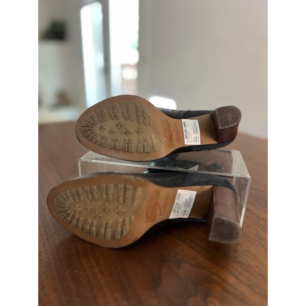 Clarks Kacia Garnet Black Suede and Leather Bootie With Buckle Detail. Size 5M - Picture 5 of 6